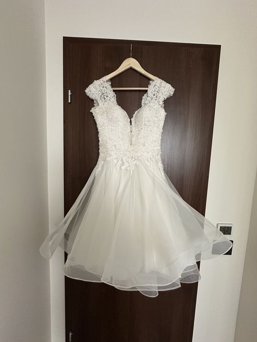 Vand rochita de mireasa.