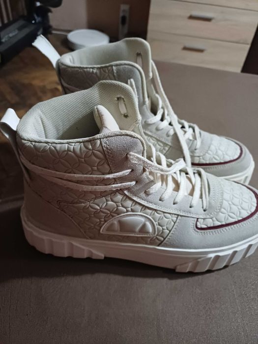 Специално  продавам маратонки.