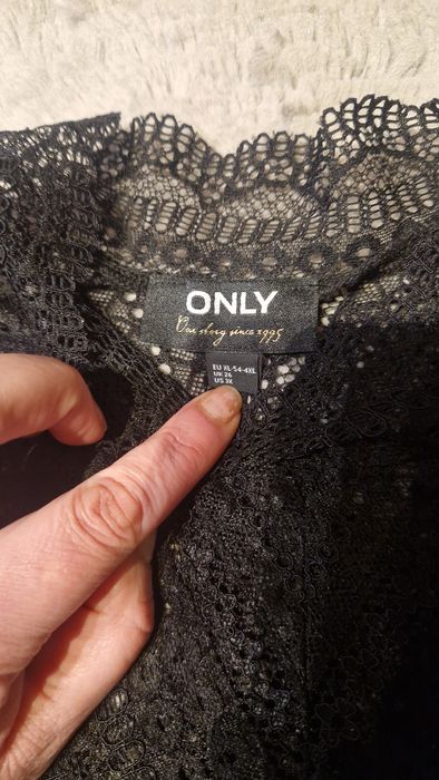 bluză neagră elegantă cu decolteu și manșete din  dantela