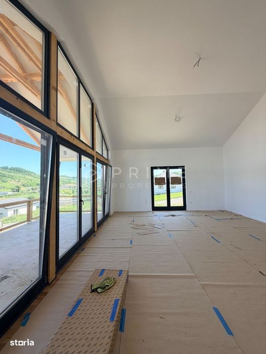Vilă chalet modern cu perete panoramic de sticlă - Livezeni, Mureș