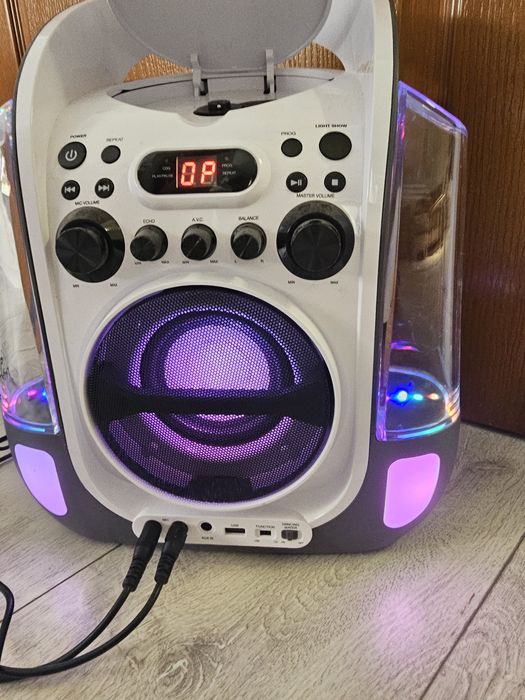 Boxă cu lumini și joc de apă