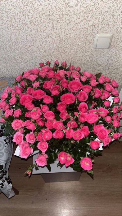 Большая коробка кустовых роз