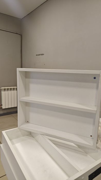 Продам маникюрный стол и полочки для лаков