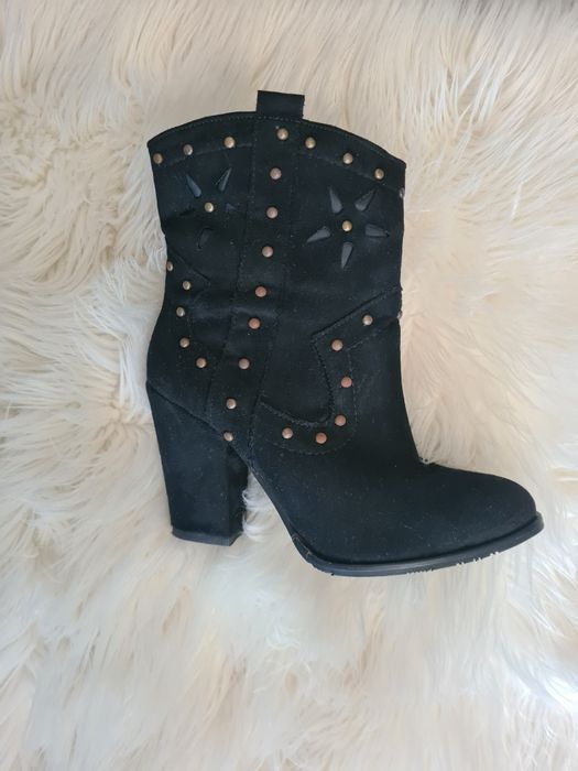 Cizme negre  scurte tip ciocate