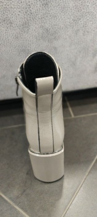 Нови боти в бежов лак.Стил и увереност.35,36,37,39размер