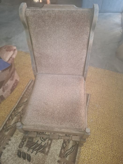 Старинни дървени столове