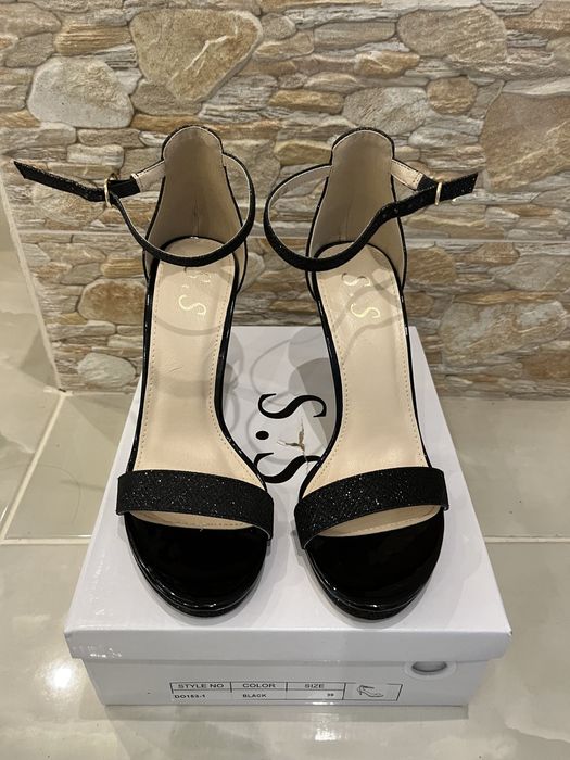 Елегантни сандали с ток