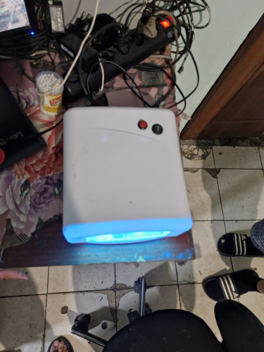 Маникюрная ультрофиолетовая лампа !!