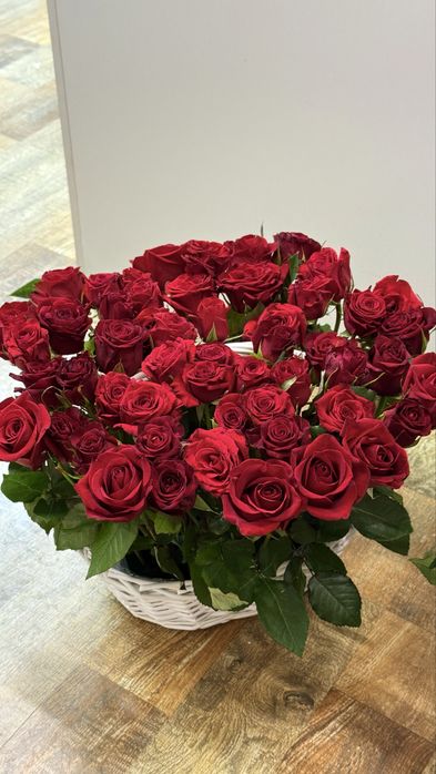 Цветы 51 роза в корзине