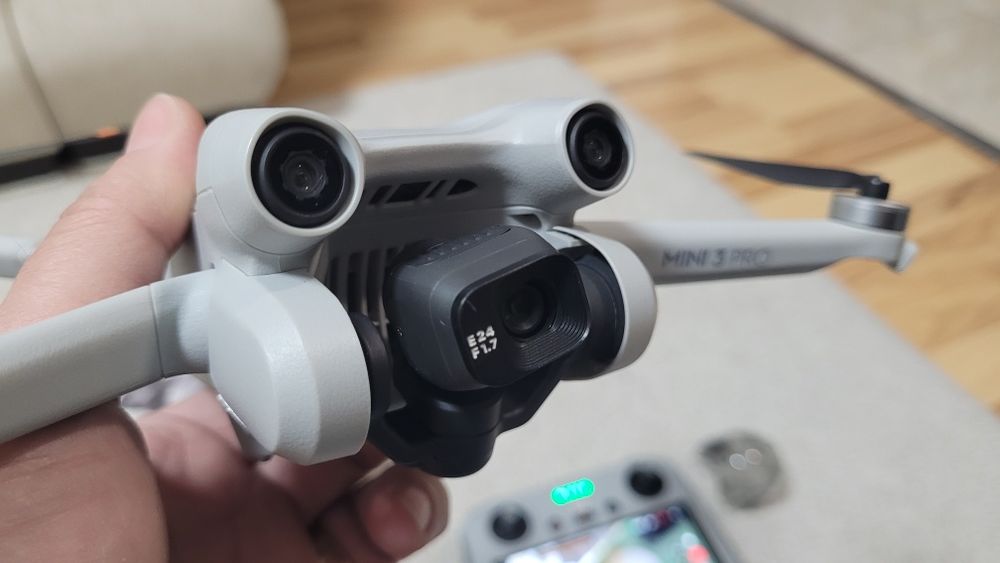 Drona DJI Mini 3 PRO cu telecomanda cu ecran in cutie