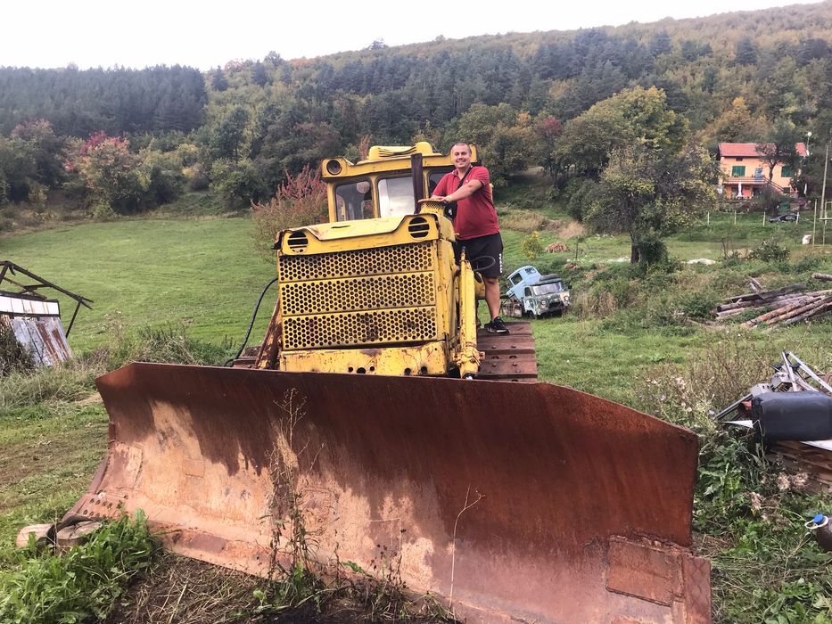 Предлагане на услуги С Булдозери и мулчер.