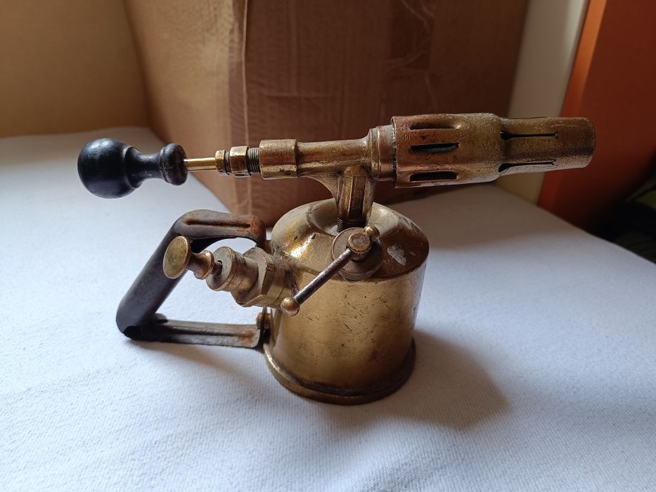 Старина бензинова лампа