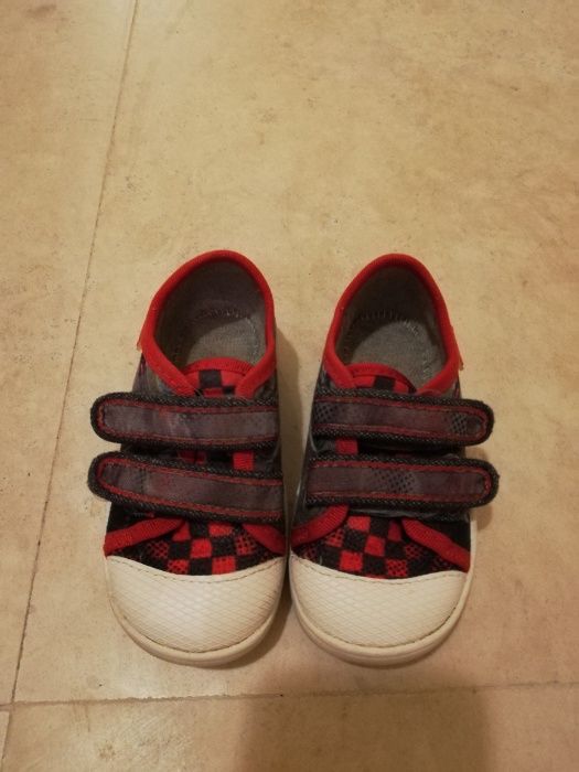 Затворени платнени обувки, номер 21