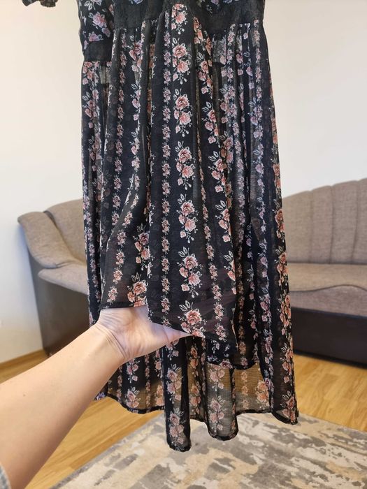 Rochie neagra cu flori si croi special