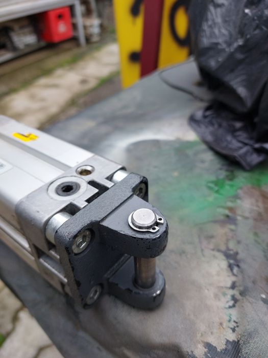 Vând cilindru hidraulic