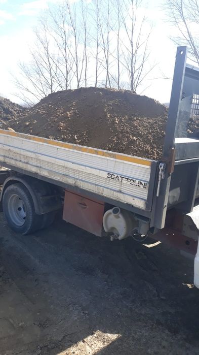 Gunoi de grajd , nisip , pământ