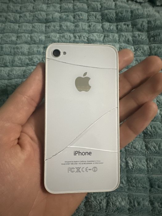 Iphone 4s ideal faqat krishka siniq holos