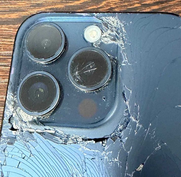 Vand Apple iPhone 15 Pro 128GB  spart pe spate