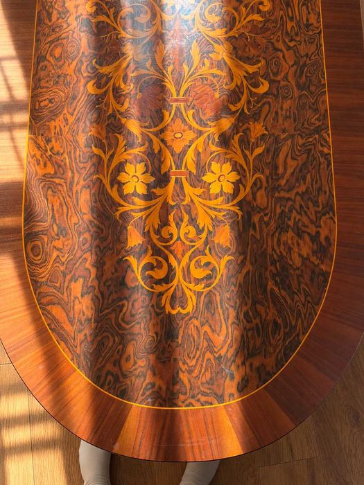 Masă elegantă de colecție cu insertii florale și sculpturi ornamentale