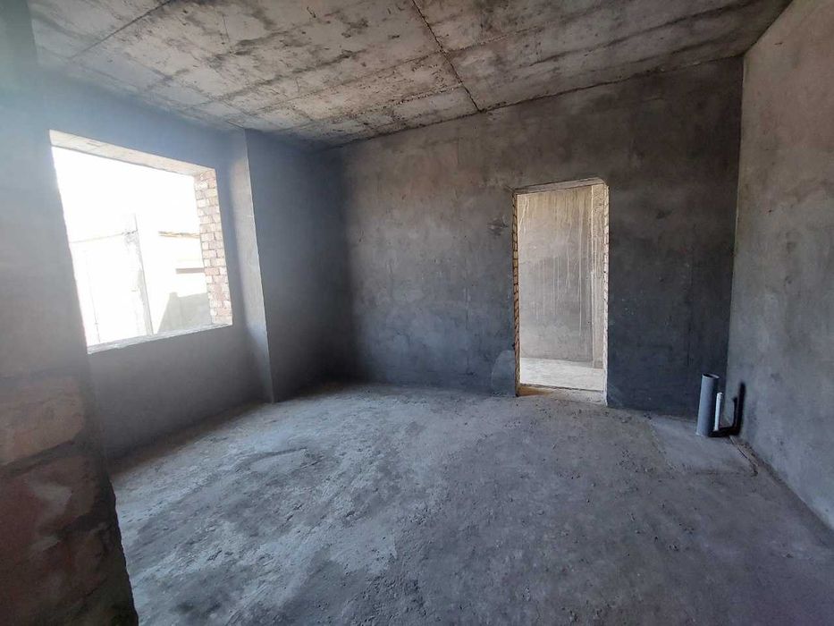 Продаётся Дом -  коробка 
3.5 соток ,8 комнат + подвал