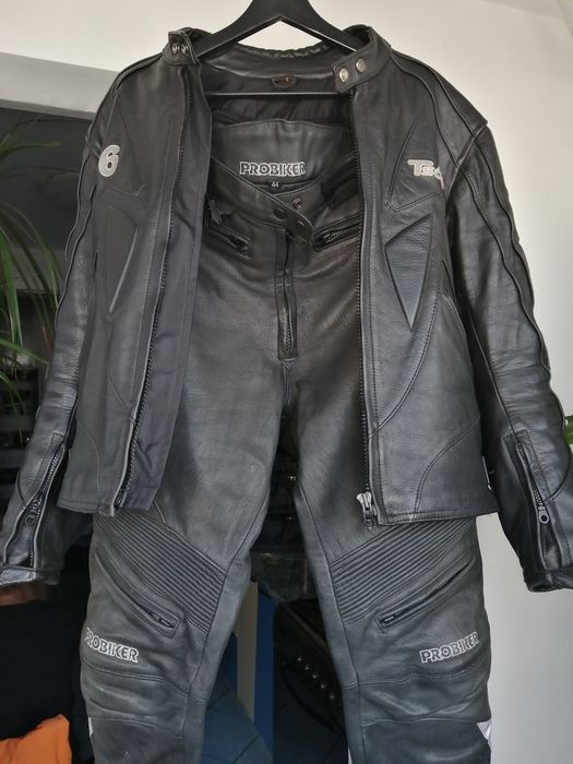 Vand echipament moto din două piese