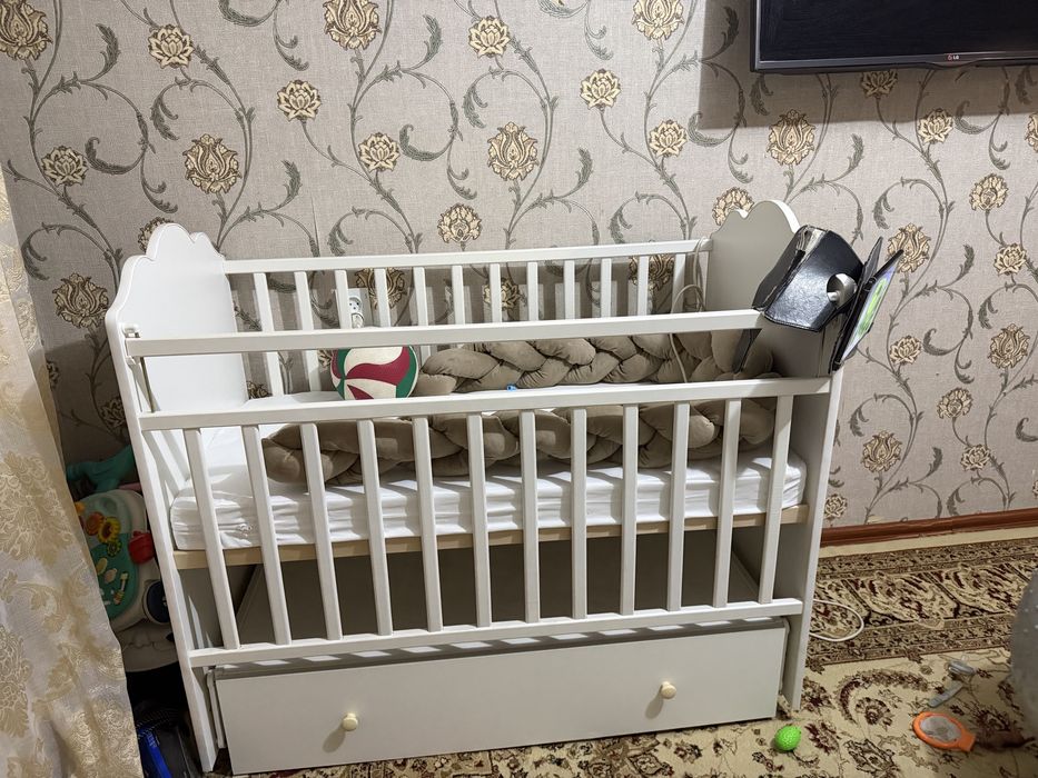 Поодаю детский кровать качалка