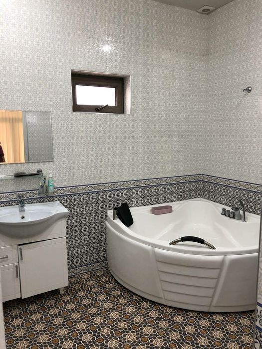 Uch qaxramonda uy sotiladi