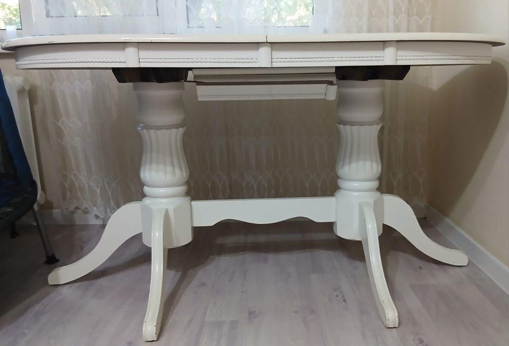 Продам стол и 4 стула.