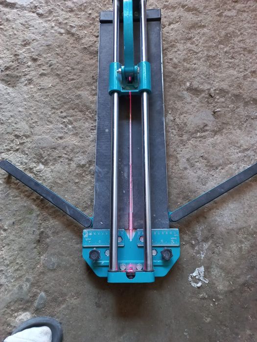 Vand masina tăiat gresie si faianta cu laser pe ea