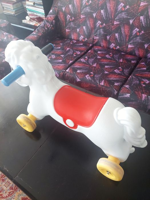 Детско конче на колелца, за яздене, бутане с крачета и теглене, здраво и запазено.