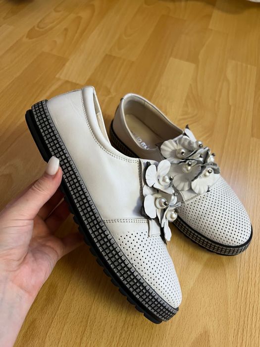 Продам лоферы женские