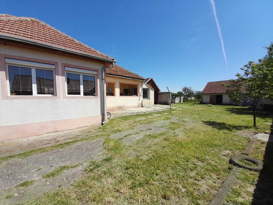 Vând casă în Mădăras  cu suprafață de 186mp, împreună cu teren și anexe.Telefon: 0744956082