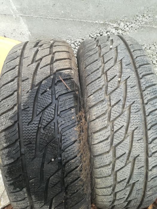 Vinde 2 cauciucuri de iarna