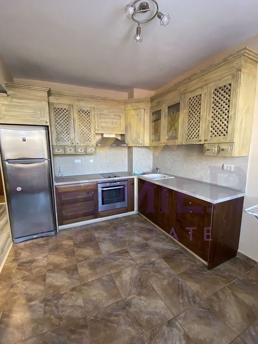 Тристаен апартамент,  Колхозен пазар