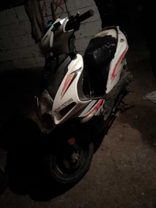 Vând scuter kewais defect carburatorul și o mobra nu are carburatorul
