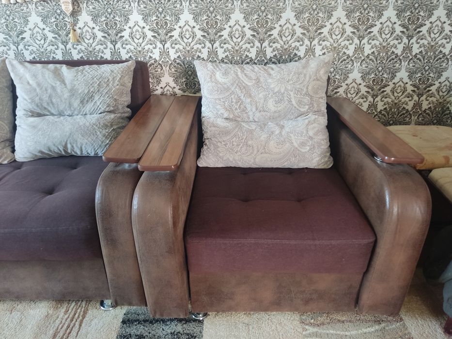 Продам диван с креслами