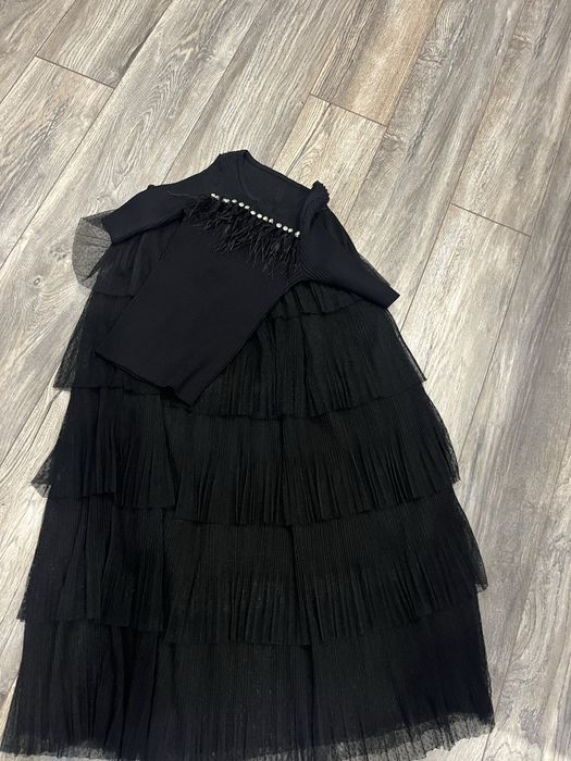 Черен костюм с камъни и пера