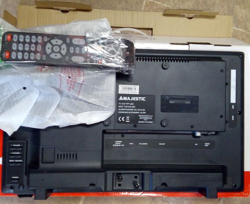 Tv led auto 12v , 19 "/48 cm cu dvb/C/T2