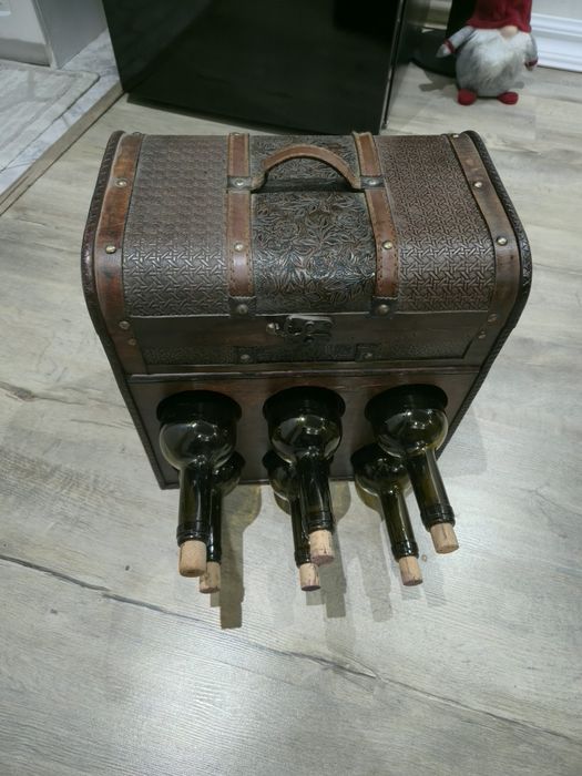 АНТИКА,КУТИЯ,САНДЪК С МЯСТО ЗА ВИНО.                                 .