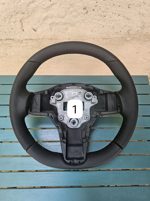 Volan Tesla originale sau retapitate Model 3, Highland