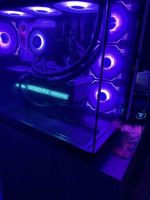 Настолен компютър перфектен за силни игри!Може и лек коментар на цената.