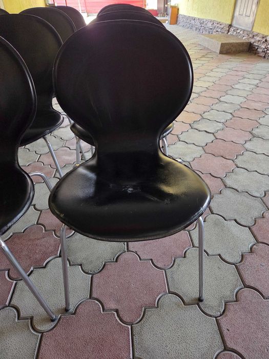 Стулья черные , материал кожа