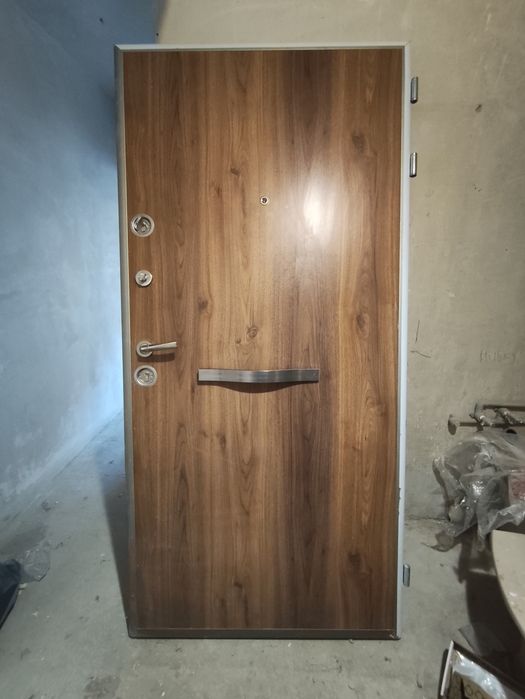Входна врата италианска врата с размери 201.5 см  на 94см