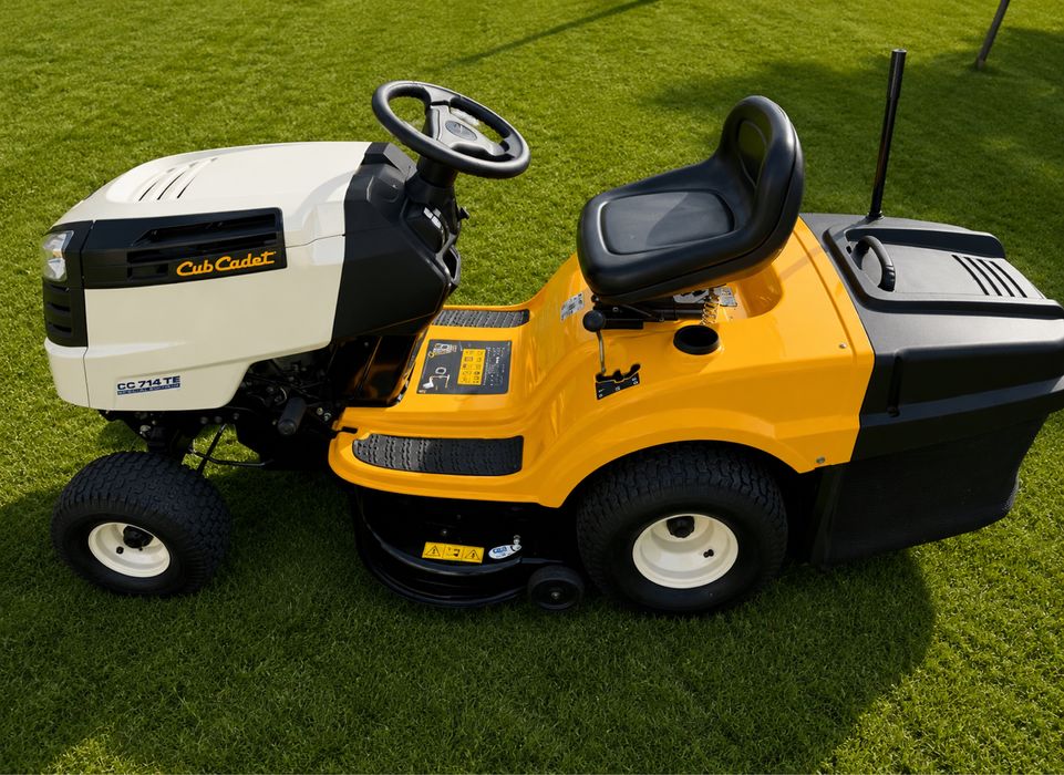 Tractoraș de tuns iarba/gazon  Cub Cadet CC 714 TE 2018 / cu Coș pentru iarbă / 420cc / 15 cai /Recent adus !