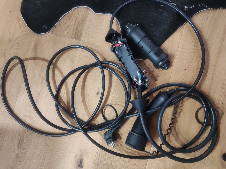 Оригинално зарядно за електромобил Волво /за части/