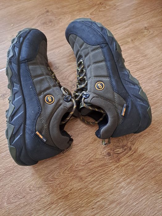 Продам осенни ботинки