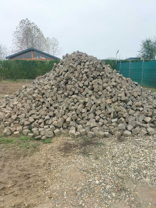 Vând piatra cubica de granit