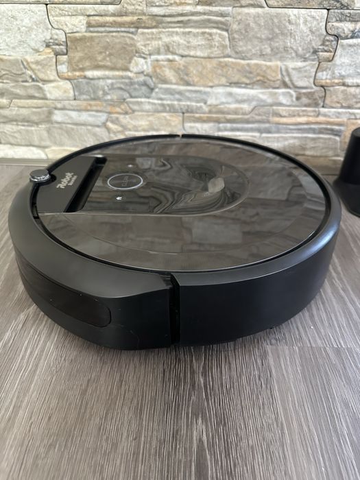 Робот прахосмукачка  Irobot roomba i7 подарък 2 четки ,като Нов