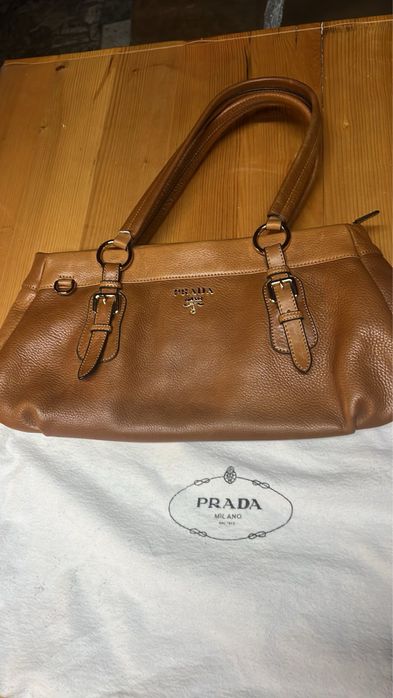 Оригинална чанта Prada Vitello Daino Leather Shoulder Bag (Кафяв / Карамел)