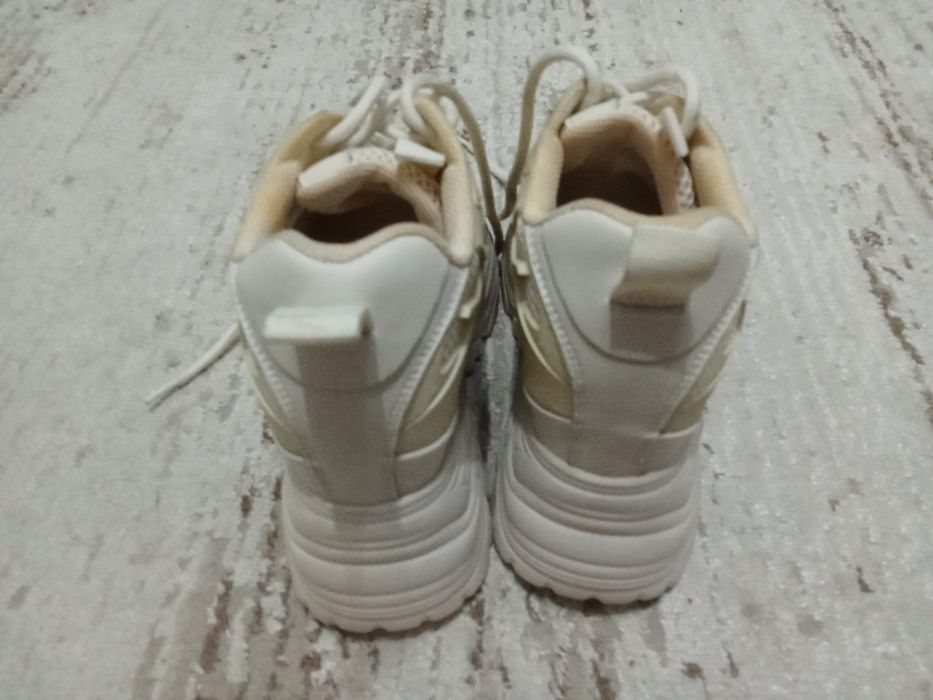 Кроссовки с высокой подошвой